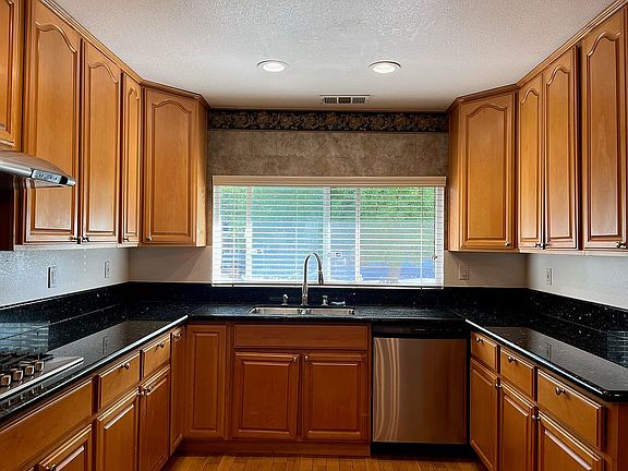 5th image of 986 Wallace Dr