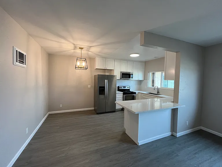 1821 E 17th St #6 — Photo 8
