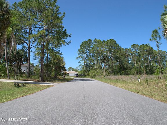 3rd image of 565 Oleander Ln NW