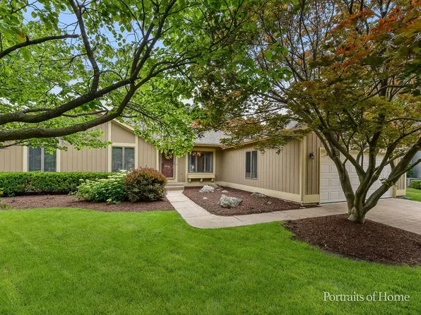 674 Honeysuckle Dr, Naperville, IL 60540