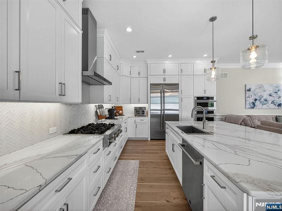 1st image of 19 Woodmont Cir
