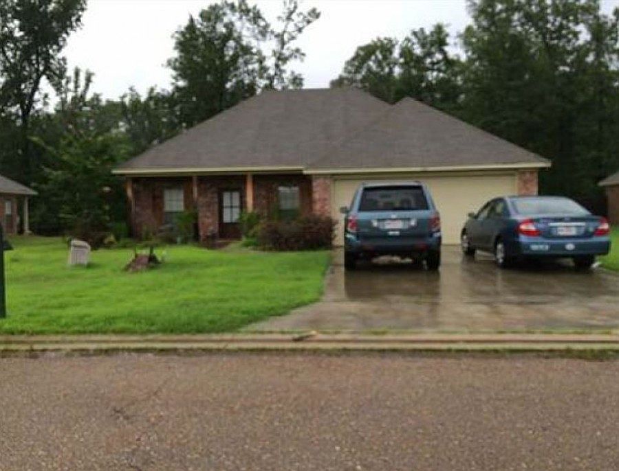 1st image of 521 Oak Park Cir
