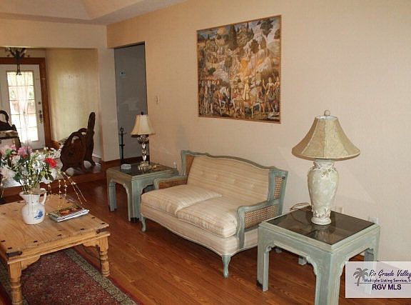 2nd image of 984 Alta Mesa Blvd