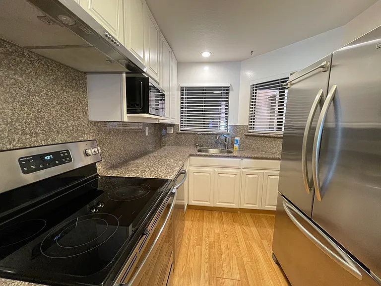 Sink includes a Reverse Osmosis water filter.