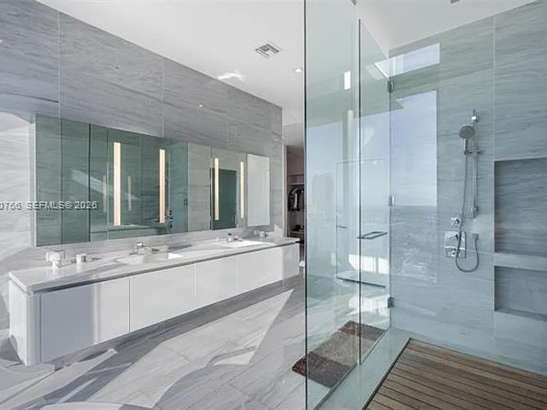 88 SW 7th St #4203 — Photo 21
