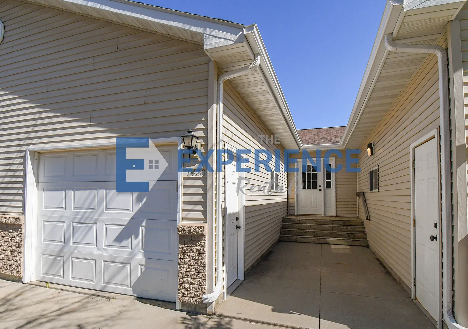 Spacious 2-Bedroom Townhome with Attached Garage in Brandon! — Photo 2