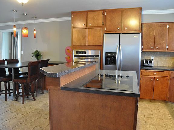 Cook top in island.