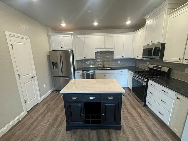 2 bed, 884 sqft, $2,275 — Photo 3