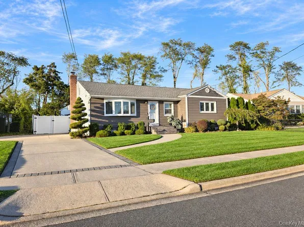21 Clifford Drive, Farmingdale, NY 11735