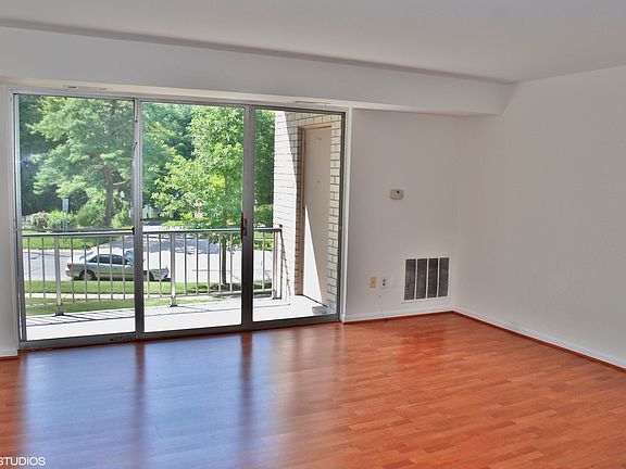 5th image of 5578 Burnside Dr APT 4