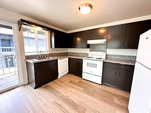Hallmark House Apartments — Photo 2