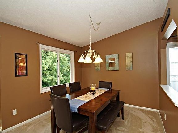 Nice semi-formal dining room off the living room and kitchen is perfect for entertaining.