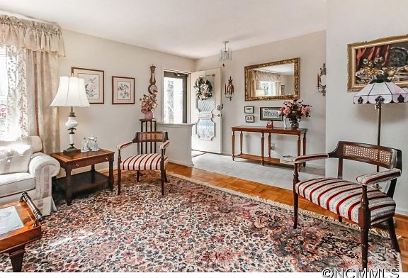 3rd image of 436 Fawnview Ln
