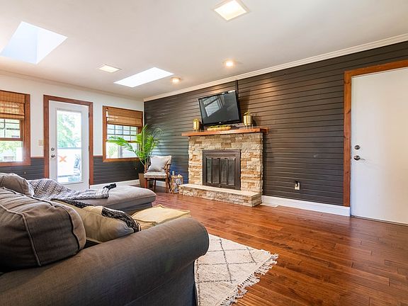 4th image of 1025 Burgundy Dr