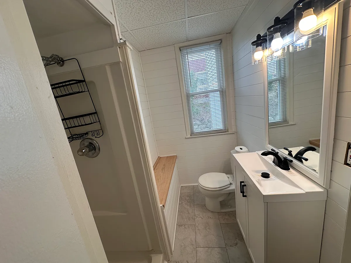 Building Photo - 305 E Grand River Ave #1