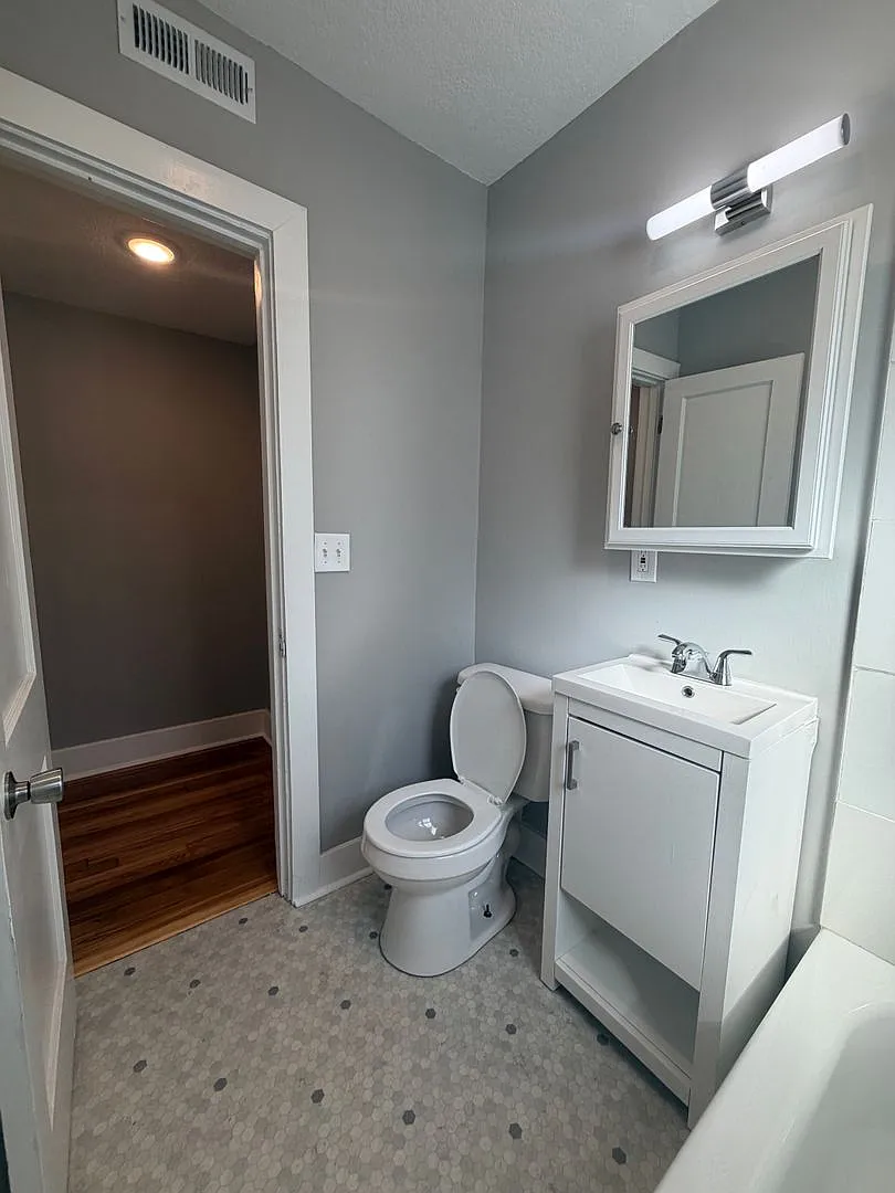 South Plaza Apartments — Photo 4