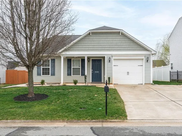 3938 Creekmoore Dr, Winston Salem, NC 27101