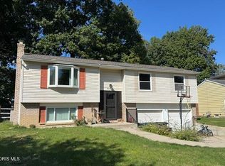 420 Edgewood Dr, Perrysburg, OH 43551