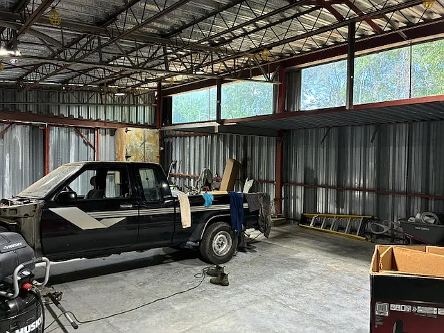 Workshop with high ceilings and ample space for cars, boats, etc.