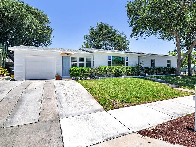304 Wellesley Dr — Photo 3