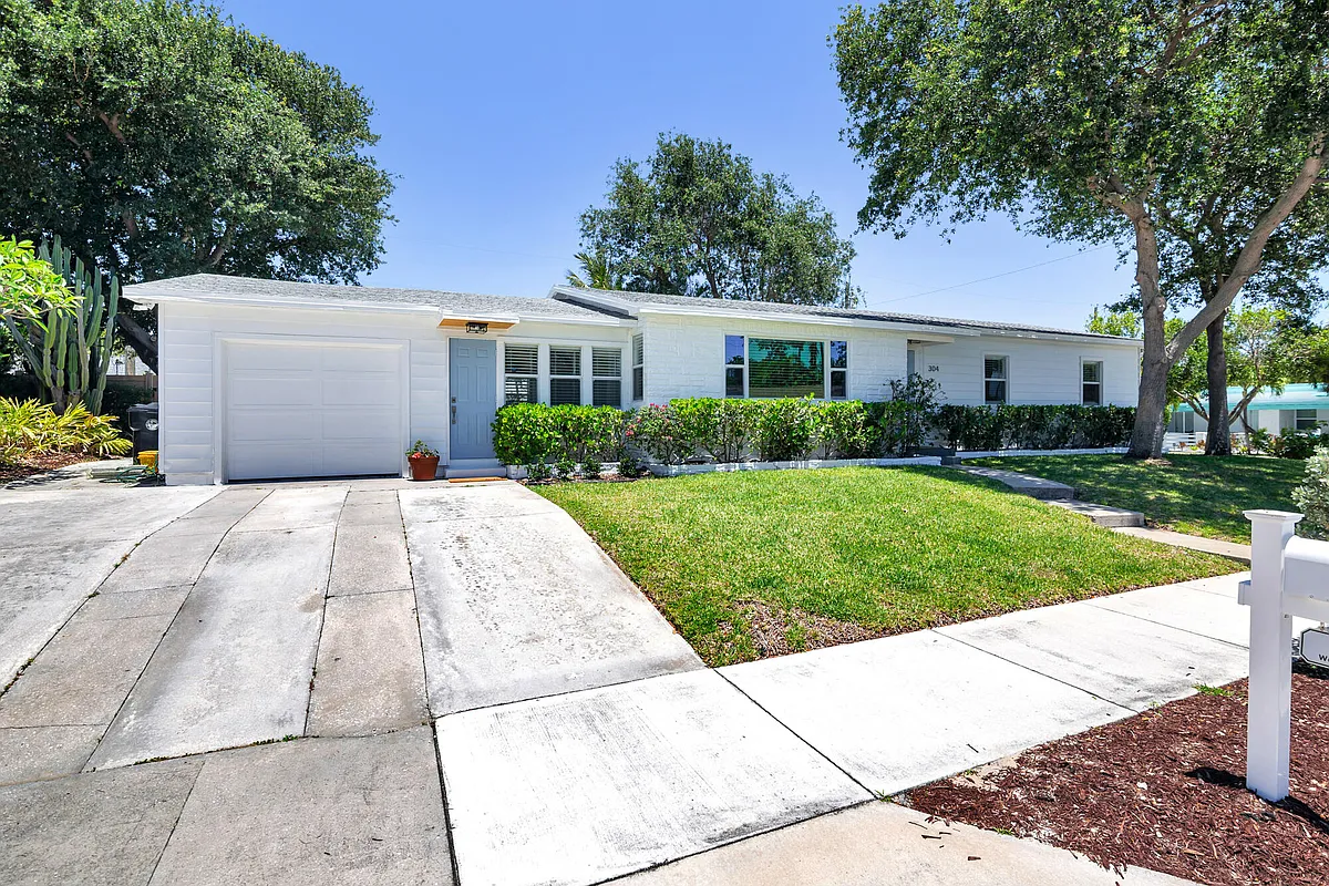 Building Photo - 304 Wellesley Dr
