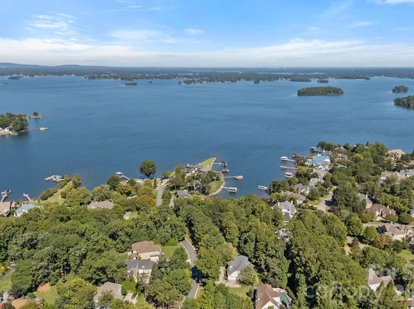 19002 Lakehouse Pointe Dr, Cornelius, NC 28031