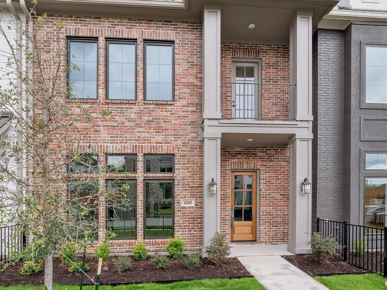 3 bed, 2460 sqft, $4,100 — Photo 2