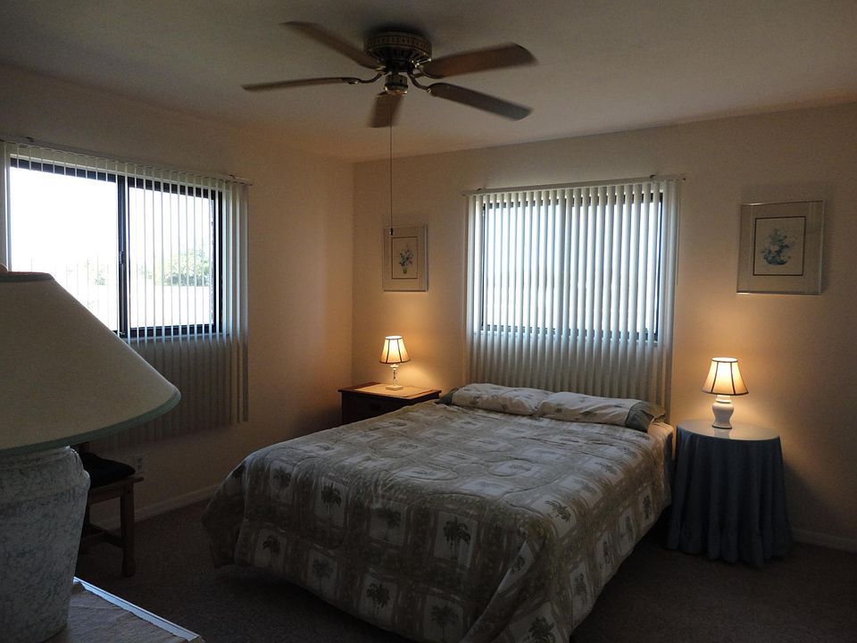 Queen size bed in bedroom.