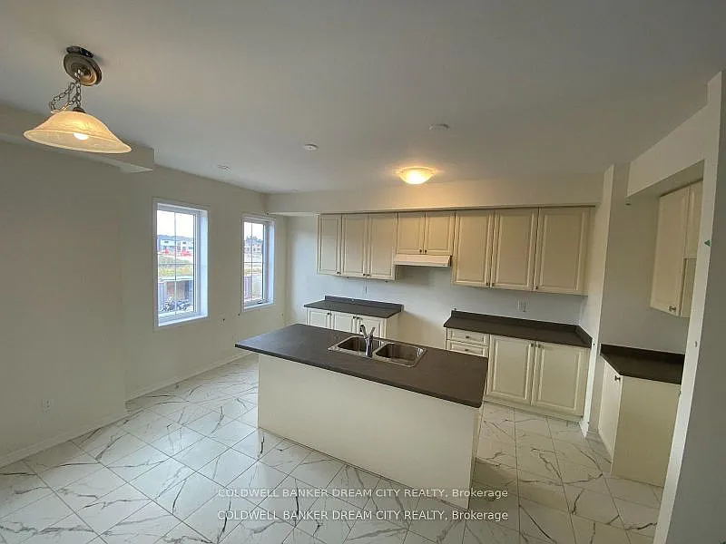 3 bed, $2,599 — Photo 2