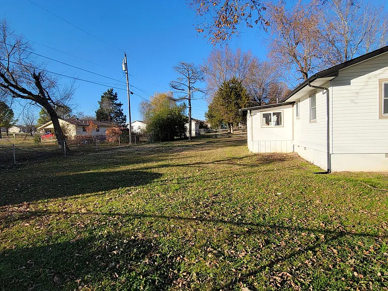 712 Gentry St — Photo 10
