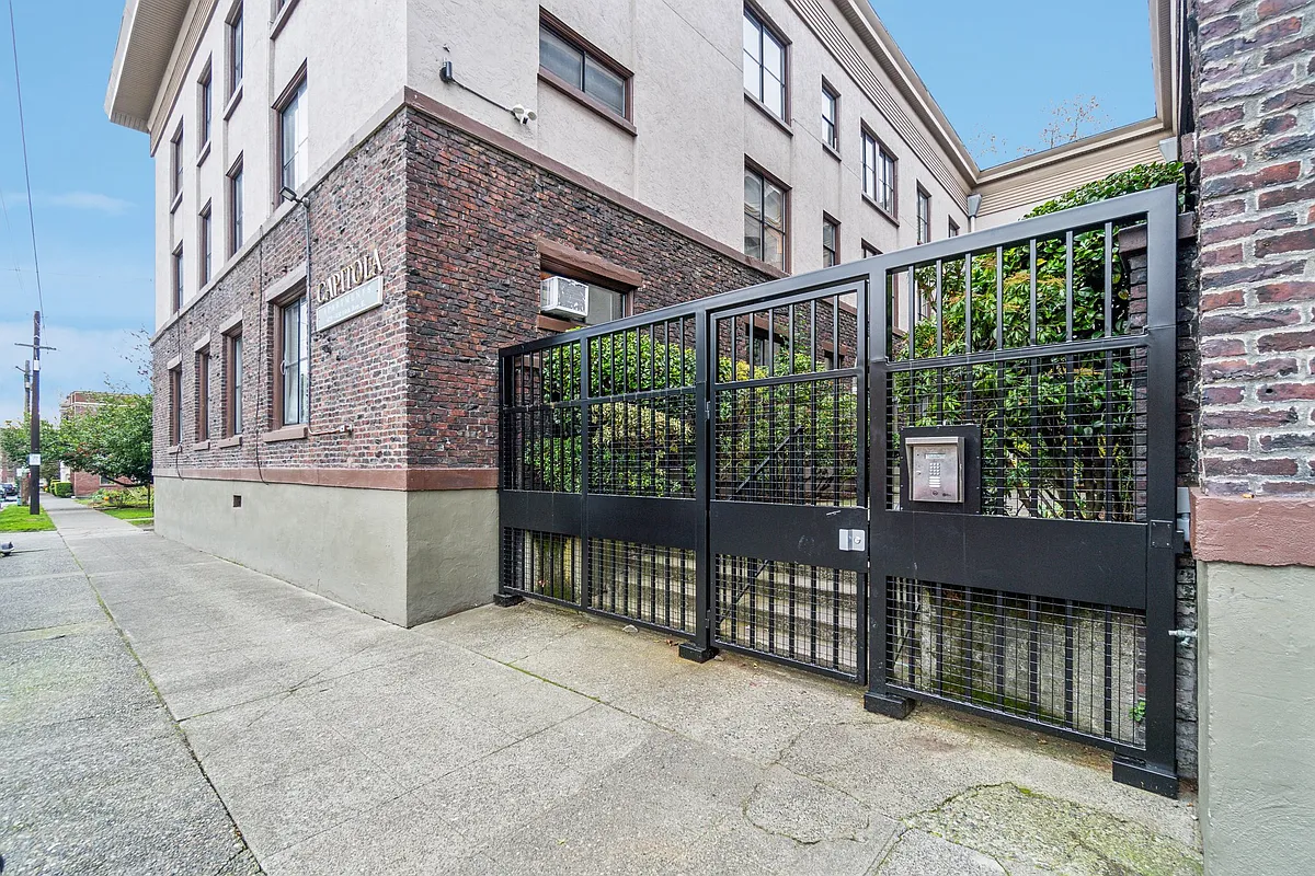 Building Photo - Capitola Apartments