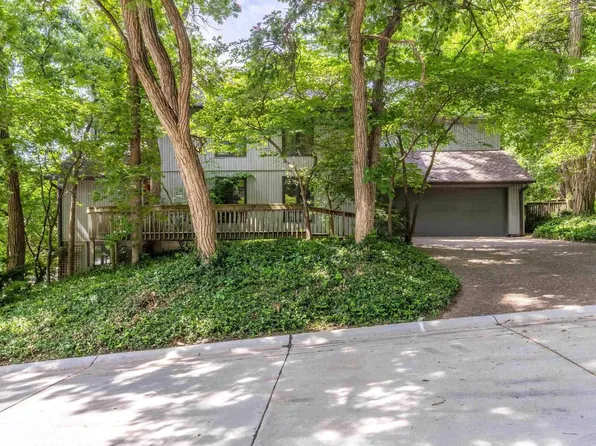 1005 Canterbury Ct, Davenport, IA 52806