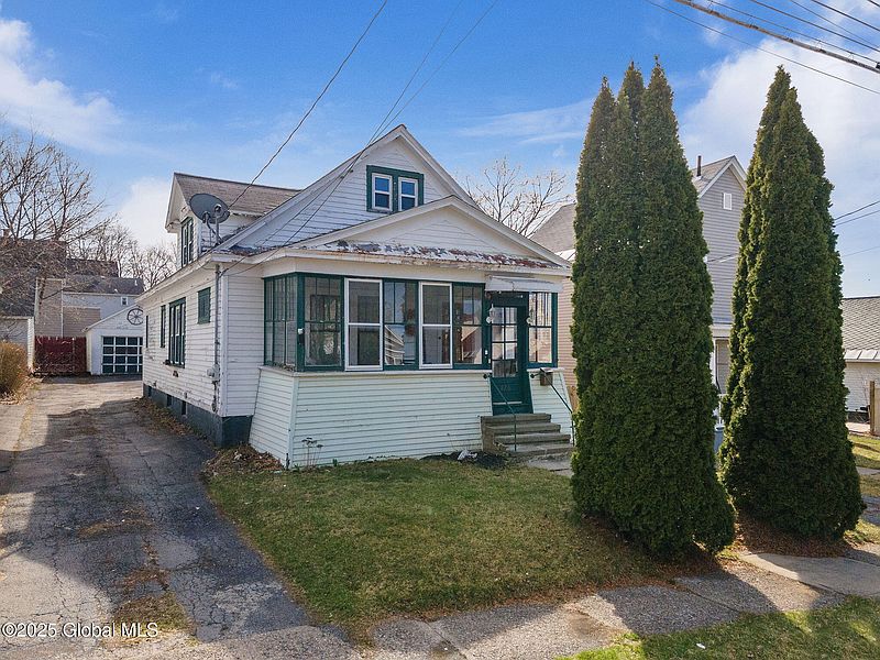 3rd image of 826 Raymond Street
