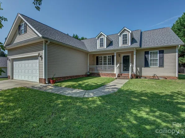 1250 Laurel Woods Dr, Gastonia, NC 28052
