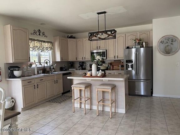 4th image of 381 Leeward Road