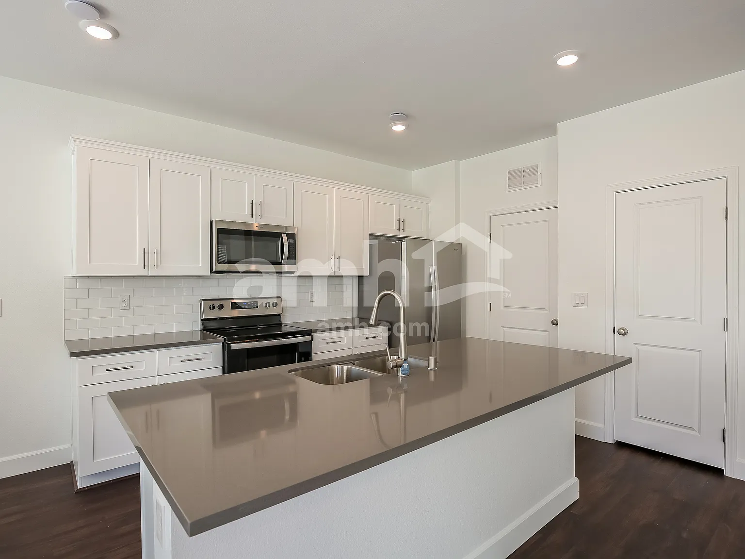 4 bed, 2.5 bath, 2209 sqft, $2,595 — Photo 3
