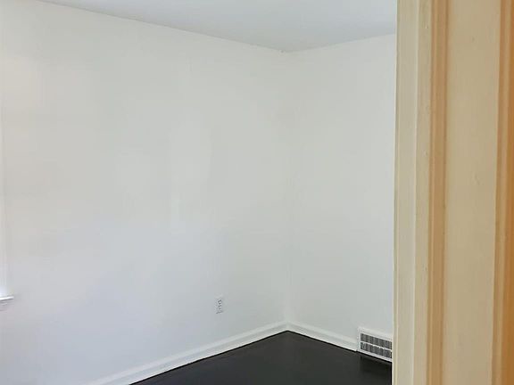 5th image of 18233 Rutherford St