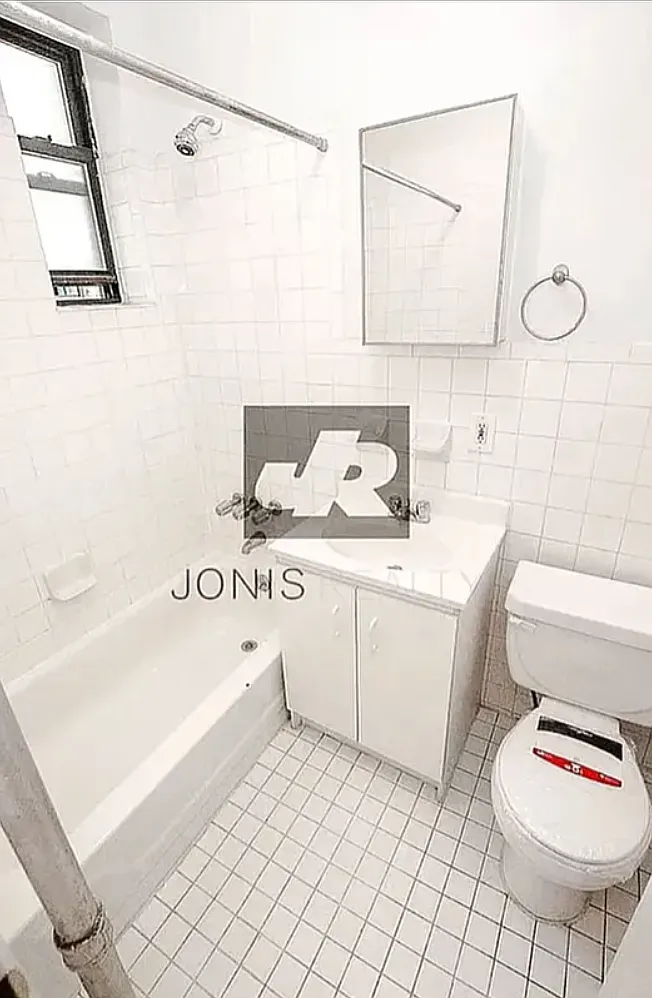 320 East 34th Street — Photo 3