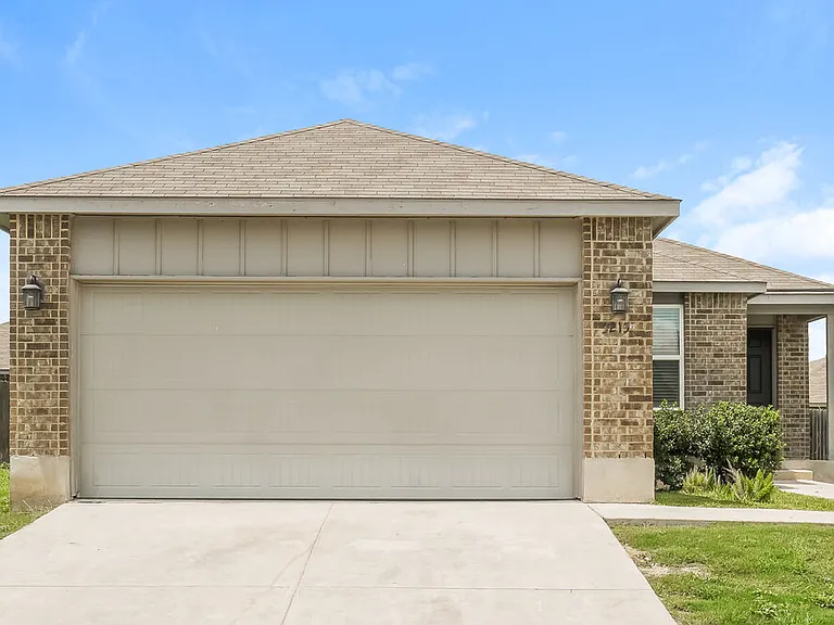 3215 Pedernales Dr — Photo 1