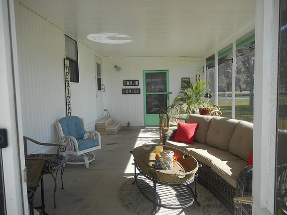 5th image of 211 Dahlia Dr