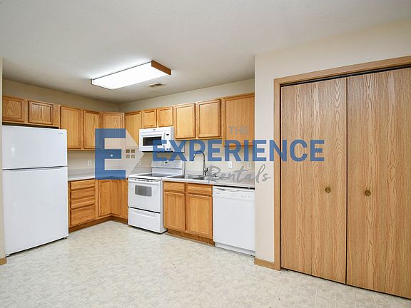 4th image of 1414 E Redwood Blvd