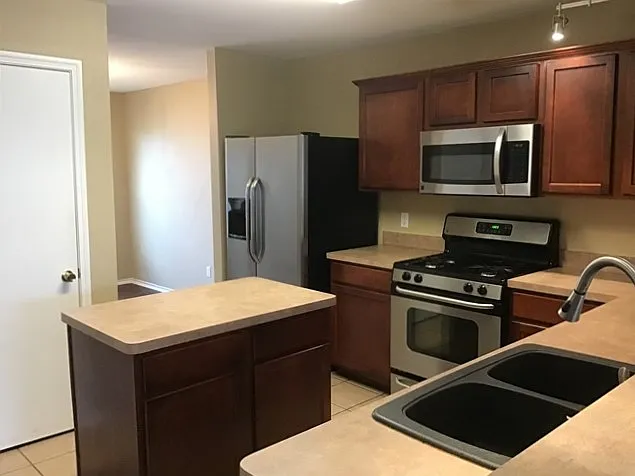 Building Photo - 2204 Sumac Dr
