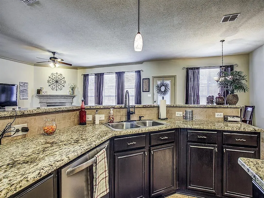 5 bed, 3353 sqft, $3,250 — Photo 3
