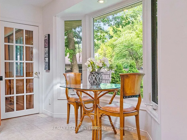 1373 Queen Victoria Ave — Photo 15