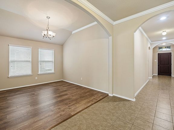 3rd image of 709 Cheyenne Dr