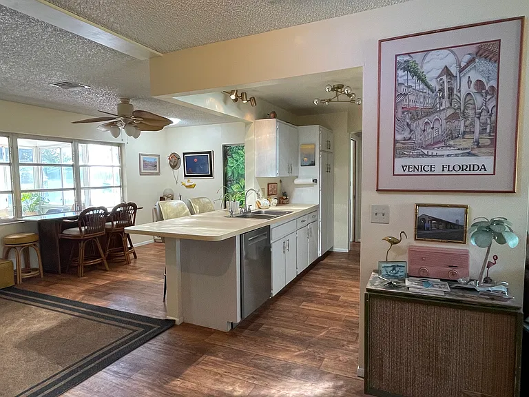 255 S Venice Blvd — Photo 14