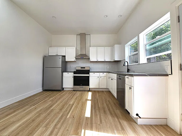 2711 W 60th St — Photo 13