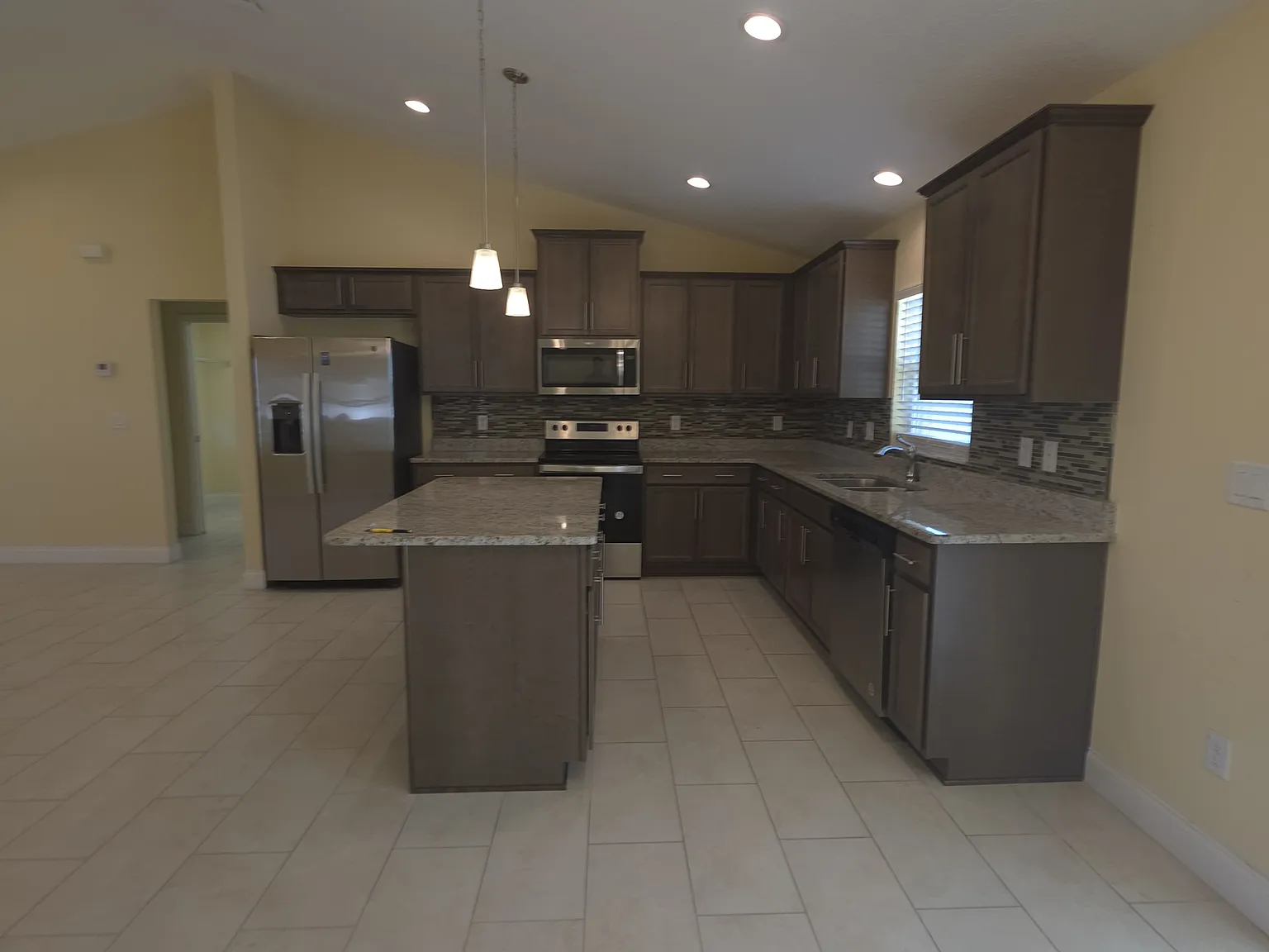 4 bed, 1873 sqft, $2,295 — Photo 4