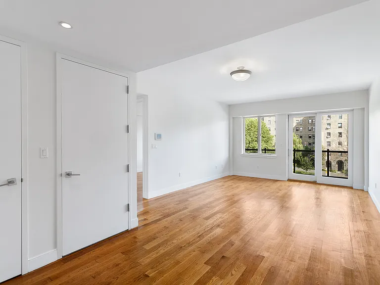 2727 Henry Hudson Pkwy W #504 — Photo 1