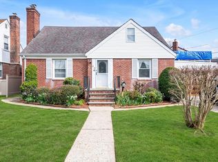 62 Fairfield Ln, New Hyde Park, NY 11040